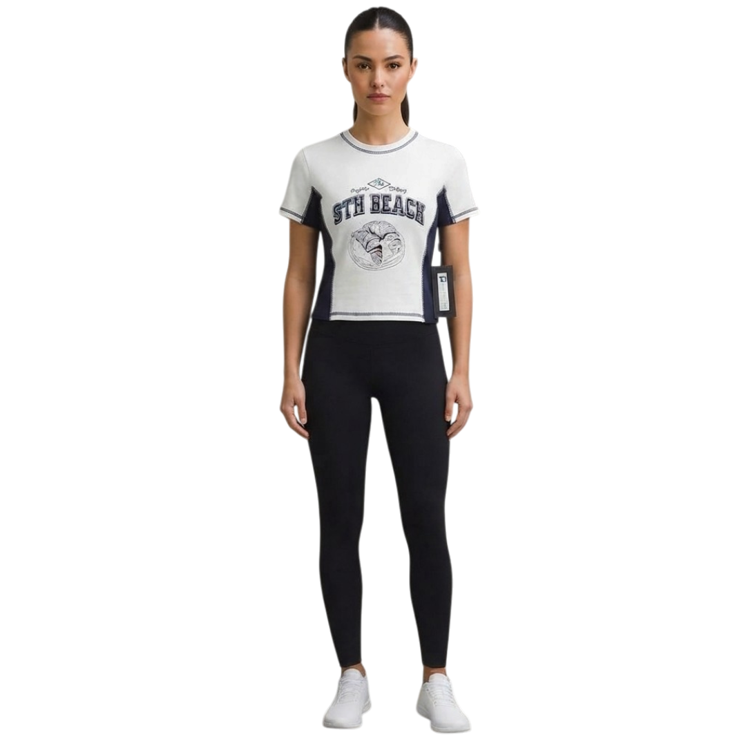 Playera Deportiva Estilo Crop Top con Paneles Laterales y Estampado Y225H60